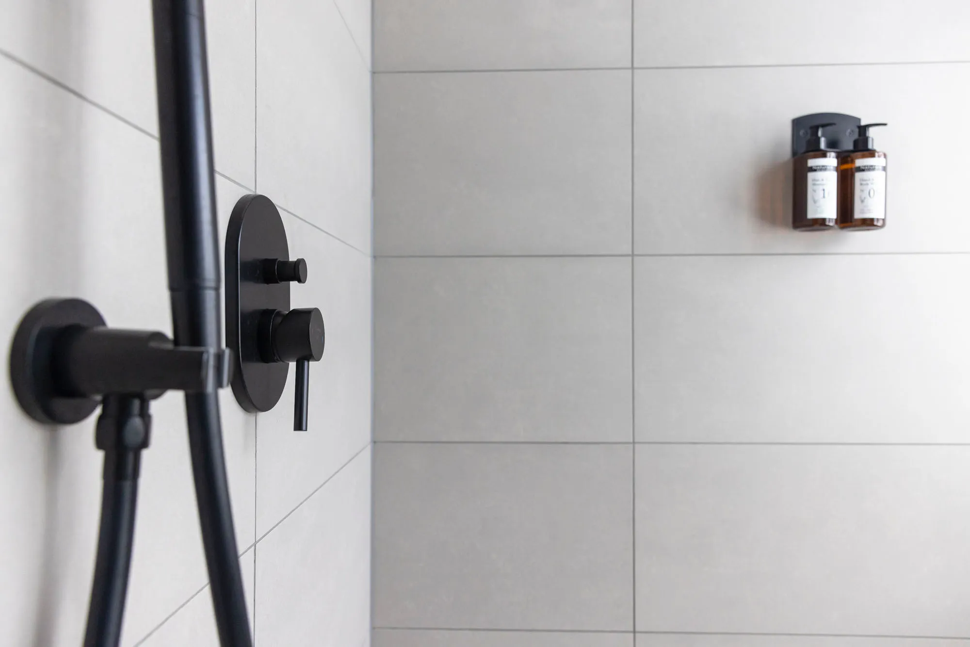 Regendusche mit schwarzen Armaturen