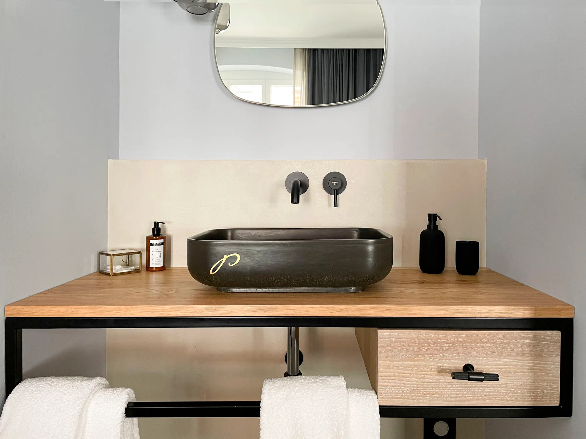 Washstand with a black basin and the Petuh monogram