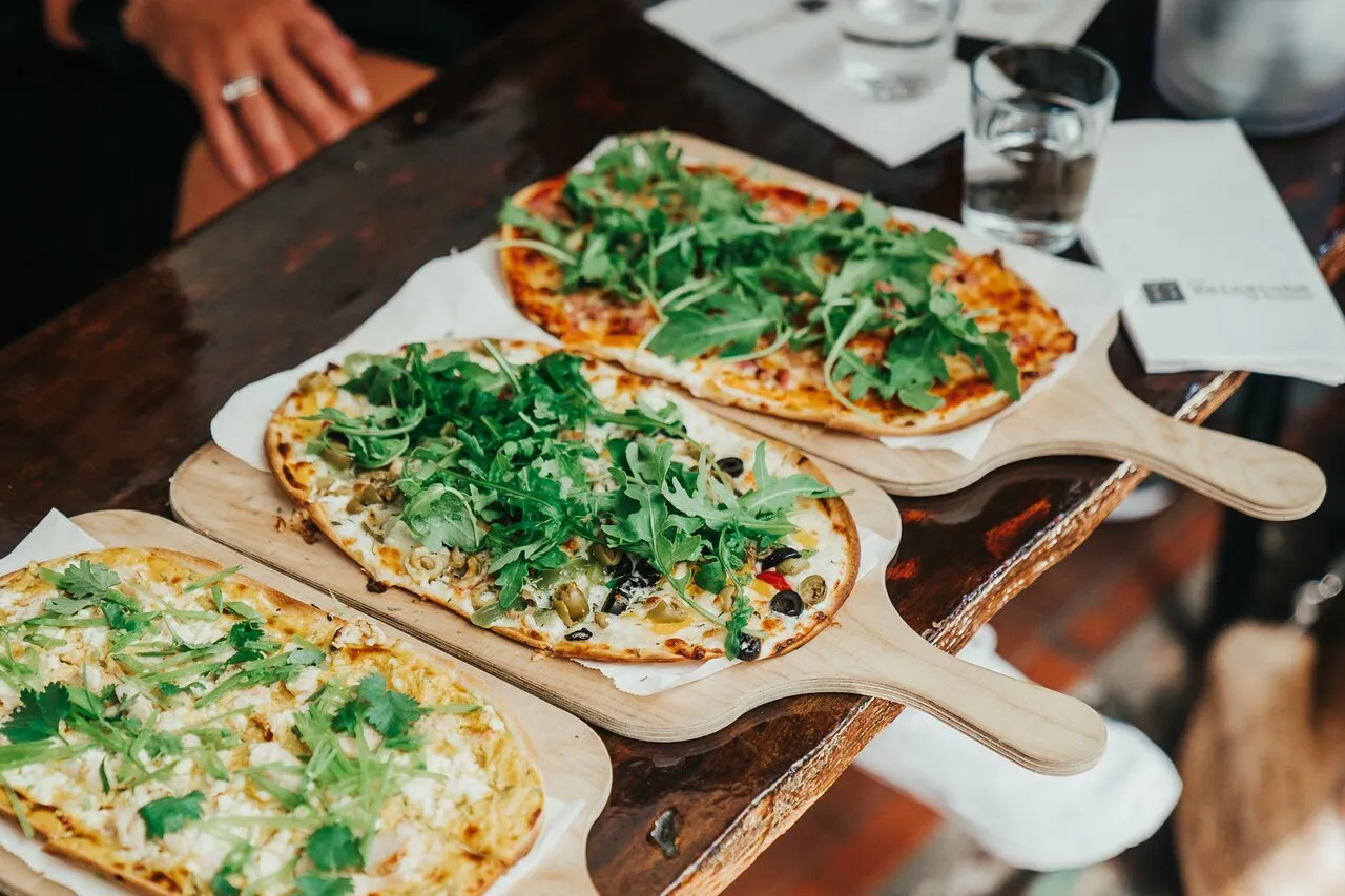 Flammkuchen på træbrætter på Nikolai i Flensborg