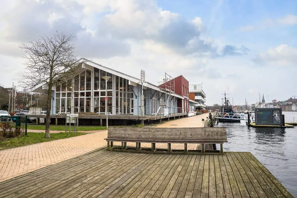Piet im Fischmarkt på Ballastkai med udsigt over Flensborg havn