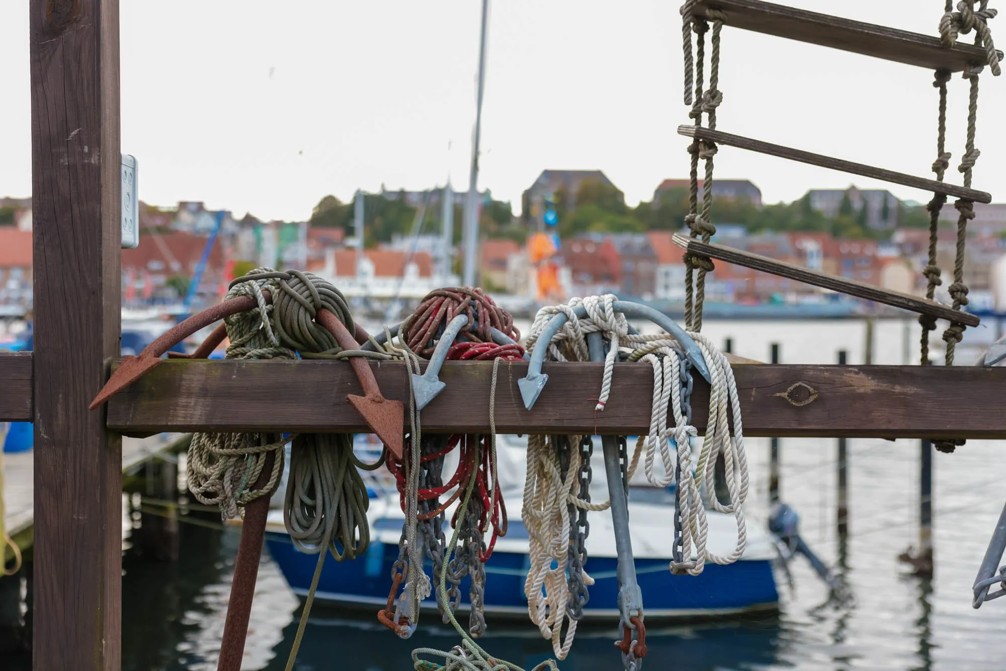Bunte Taue an einem Holzgeländer am Flensburger Hafen