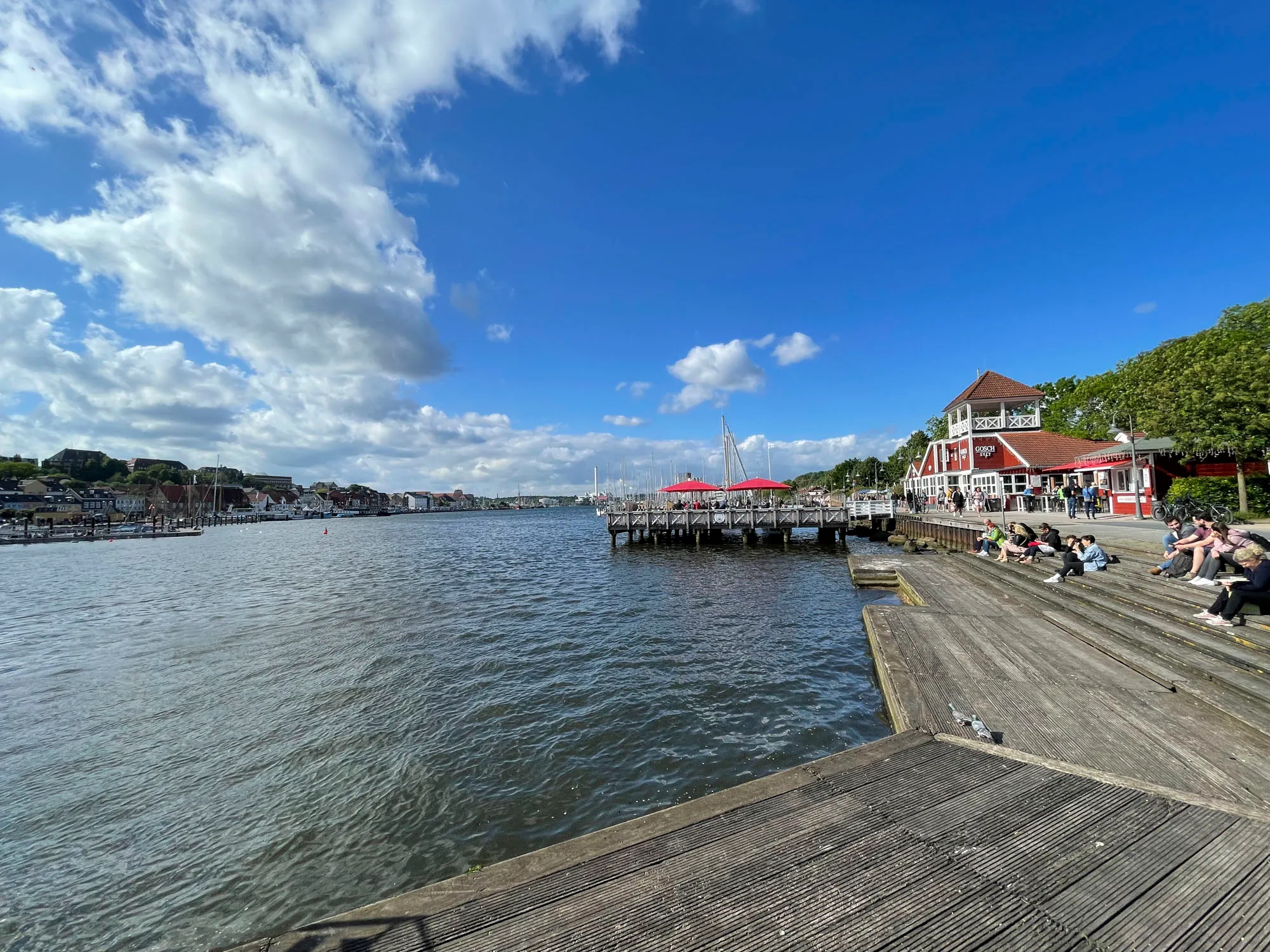 Der Flensburger Hafen mit Holzsteg, Booten und Blick über die Förde