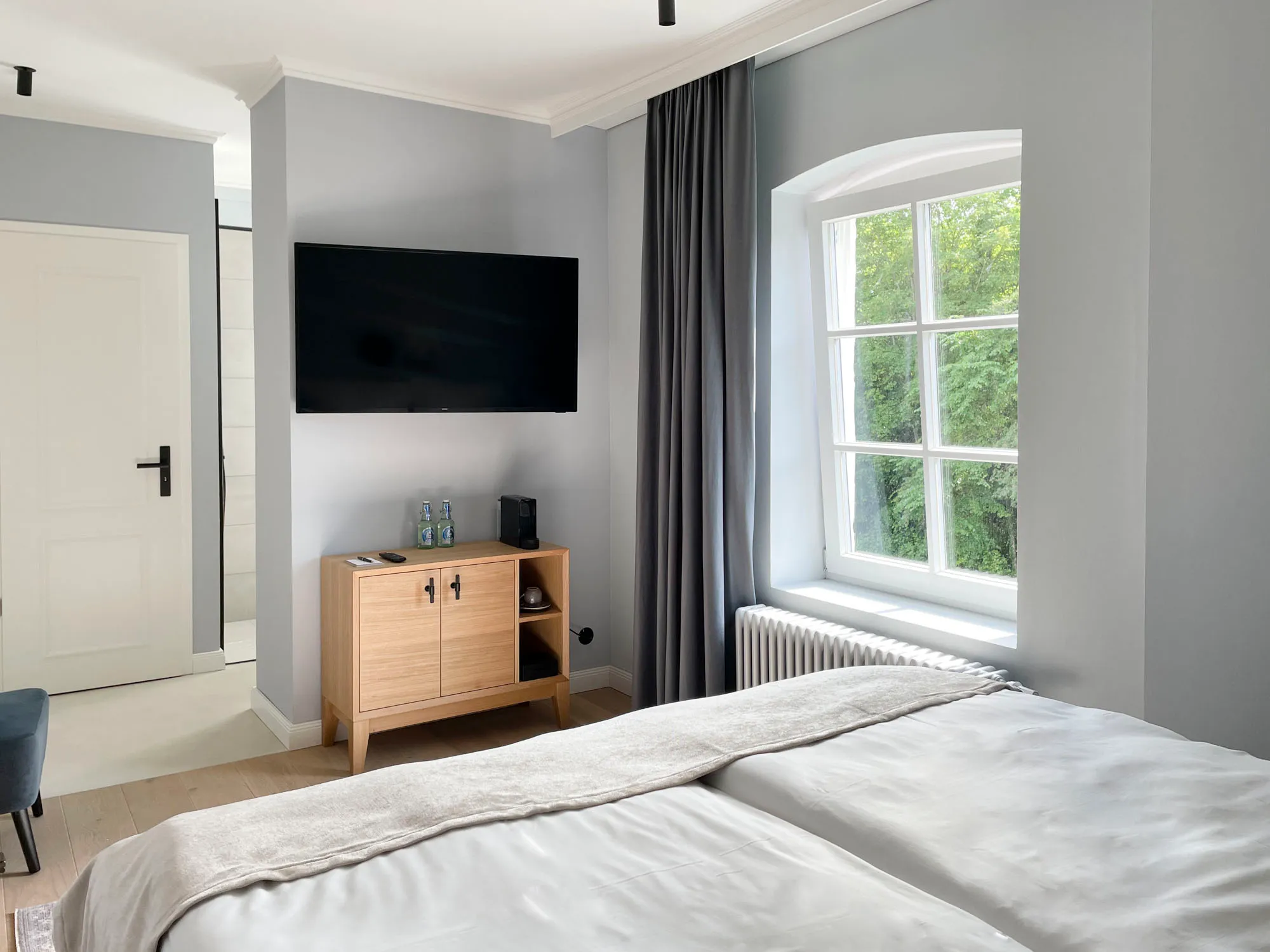 Zimmer mit Rundbogenfenster, Smart-TV und Espressomaschine