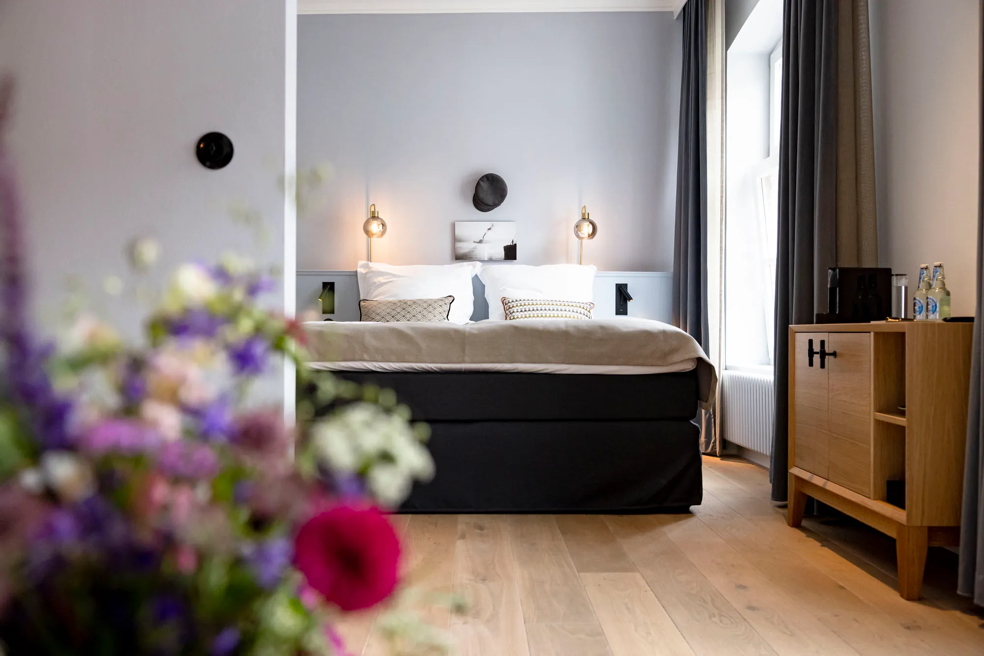 Zimmer Le Grand im Petuh mit Boxspringbett, Sprossenfenster und Sitzbank